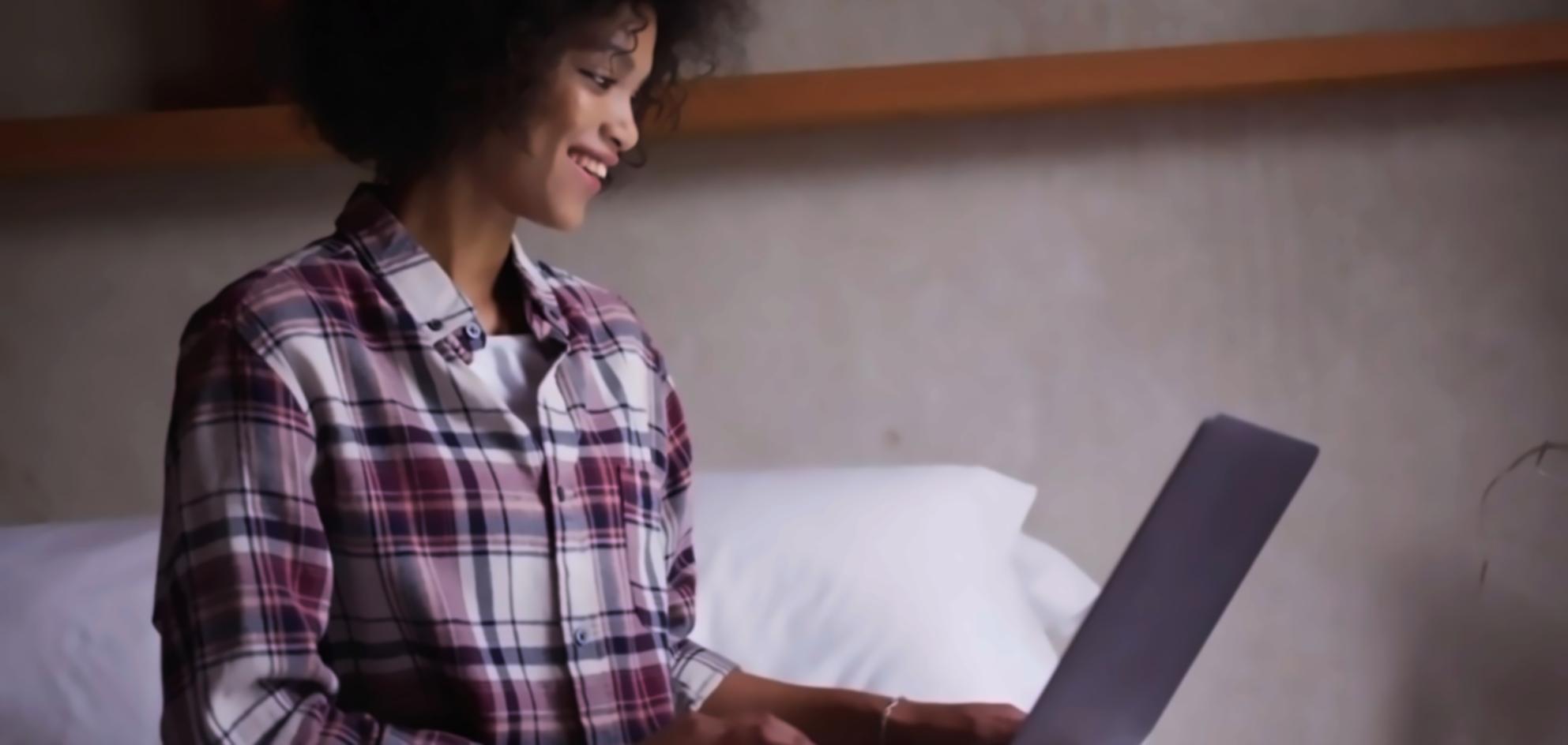 Een student test zijn eerste interactieve game op de computer